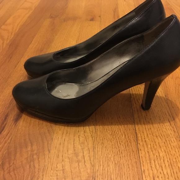 Anne Klein Classic Black Leather Pumps - Picture 2 of 5